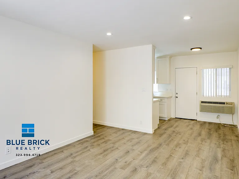 212 W Elk Ave #2 — Photo 6