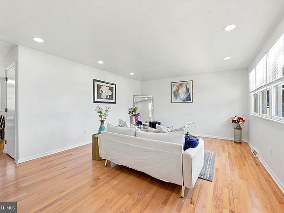 4th image of 305 White Pine Dr
