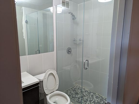 4th image of 2650 N Lakeview Ave APT 907