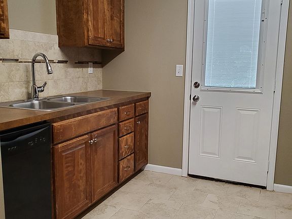 Kitchen sink and dishwasher