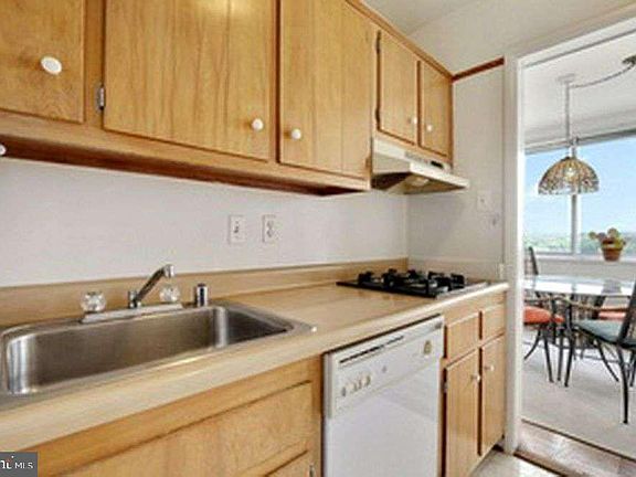5th image of 10401 Grosvenor Pl APT 1524