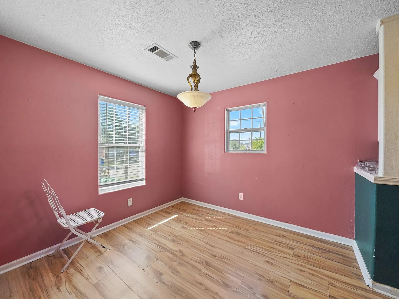 3 bed, 2.0 bath, 1048 sqft, $1,500 — Photo 3