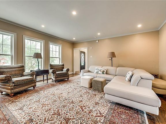 3rd image of 934 Greenbriar Ln