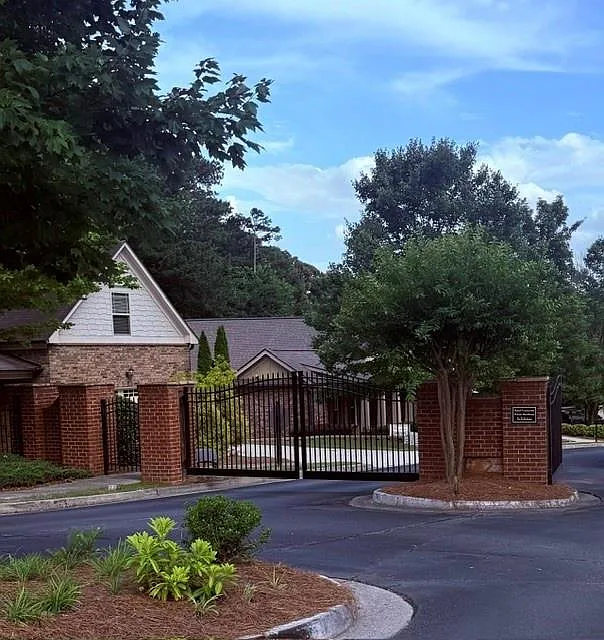 3 bed, 3.0 bath, 2376 sqft, $2,300 — Photo 4