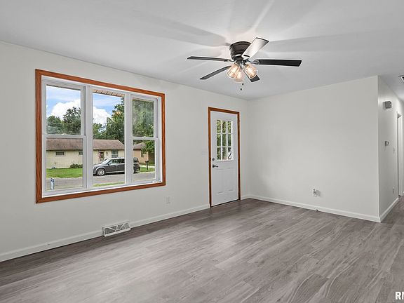 3rd image of 300 Parkview Dr