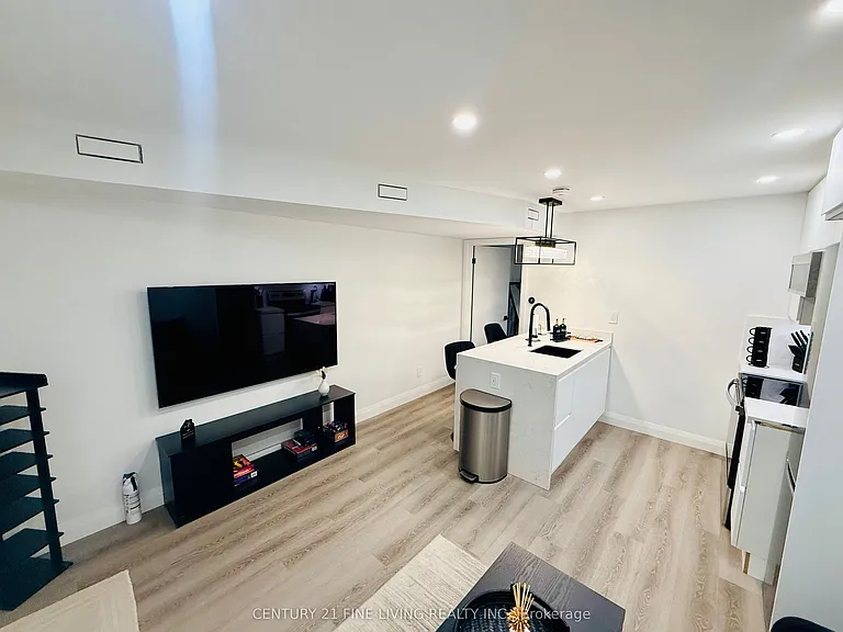 402 McRoberts Ave — Photo 4