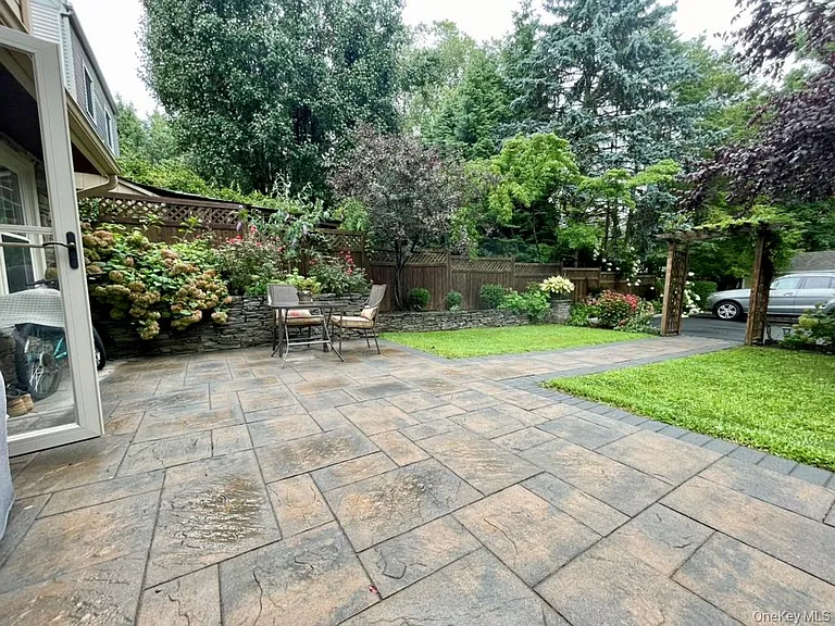 71 N Midland Ave — Photo 16