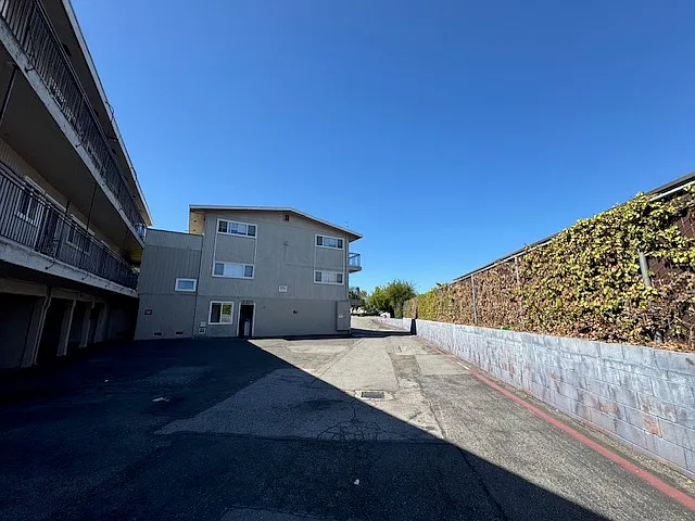 Oakwood Apartments — Photo 14