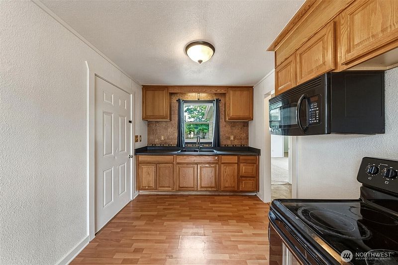 5th image of 624 White Street