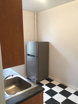 Rented by Metroline Realty | media 32