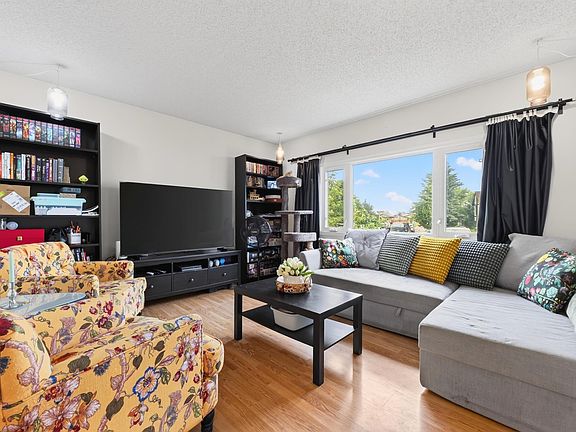 4th image of 423 Kirkpatrick Cres NW