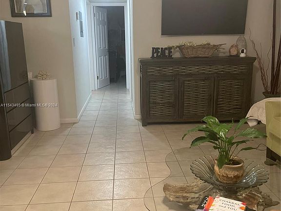 4th image of 810 SE 7th St APT 105