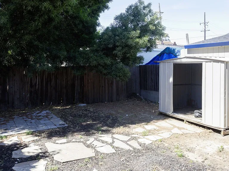 322 E 8th St — Photo 15