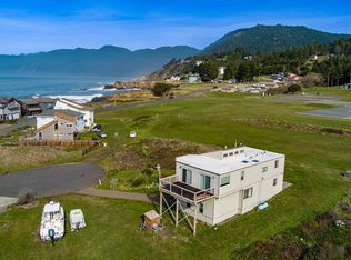 16 Sail Ct, Whitethorn, CA 95589