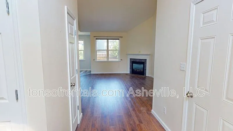 3 bed, 2.0 bath, 1169 sqft, $2,095 — Photo 3