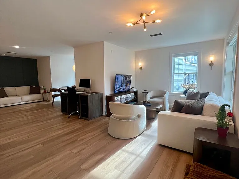 35 Chestnut Rd — Photo 1