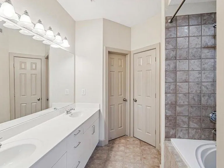 1618 Elgin St #10 — Photo 11