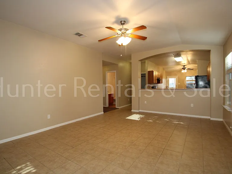 505 E Vega Ln — Photo 4