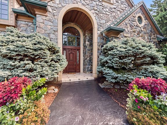5th image of 555 Maple Knoll Rd