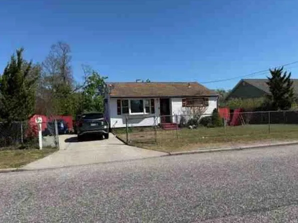 9 Cypress St, Central Islip, NY 11722