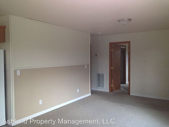 3rd image of 2514 Siskiyou Blvd