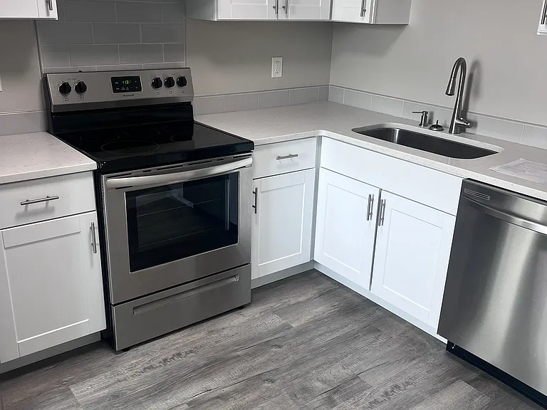 100 W Broadway St #5 — Photo 1