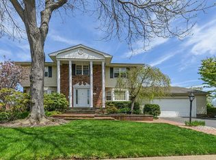 147 Whitewood Dr, Massapequa Park, NY 11762