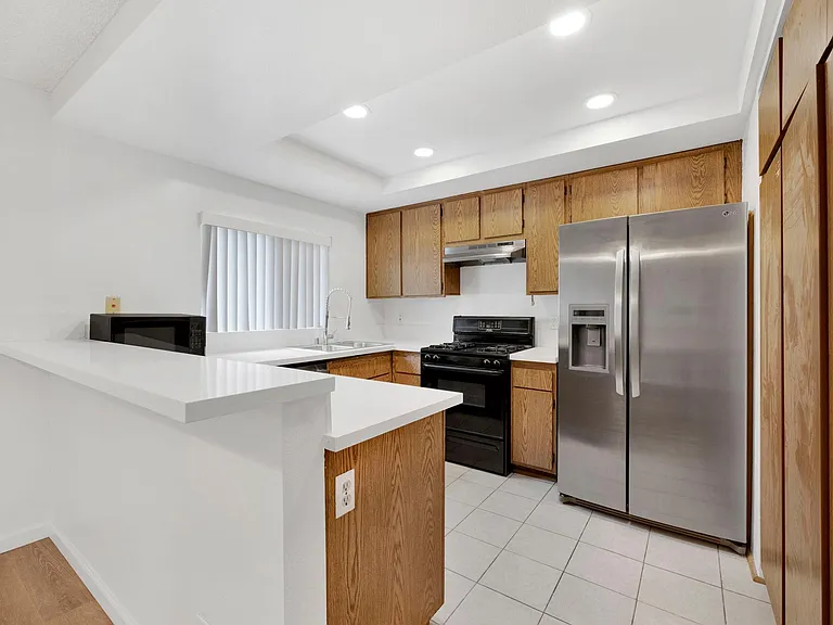 1561 W Jefferson Blvd — Photo 9