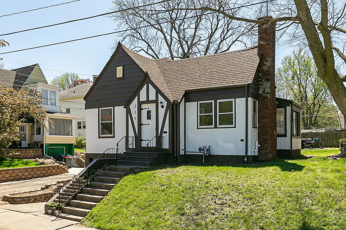 Building Photo - 209 E Pleasant St