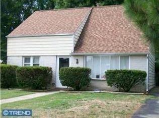 853 Bobwhite Ln, Secane, PA 19018