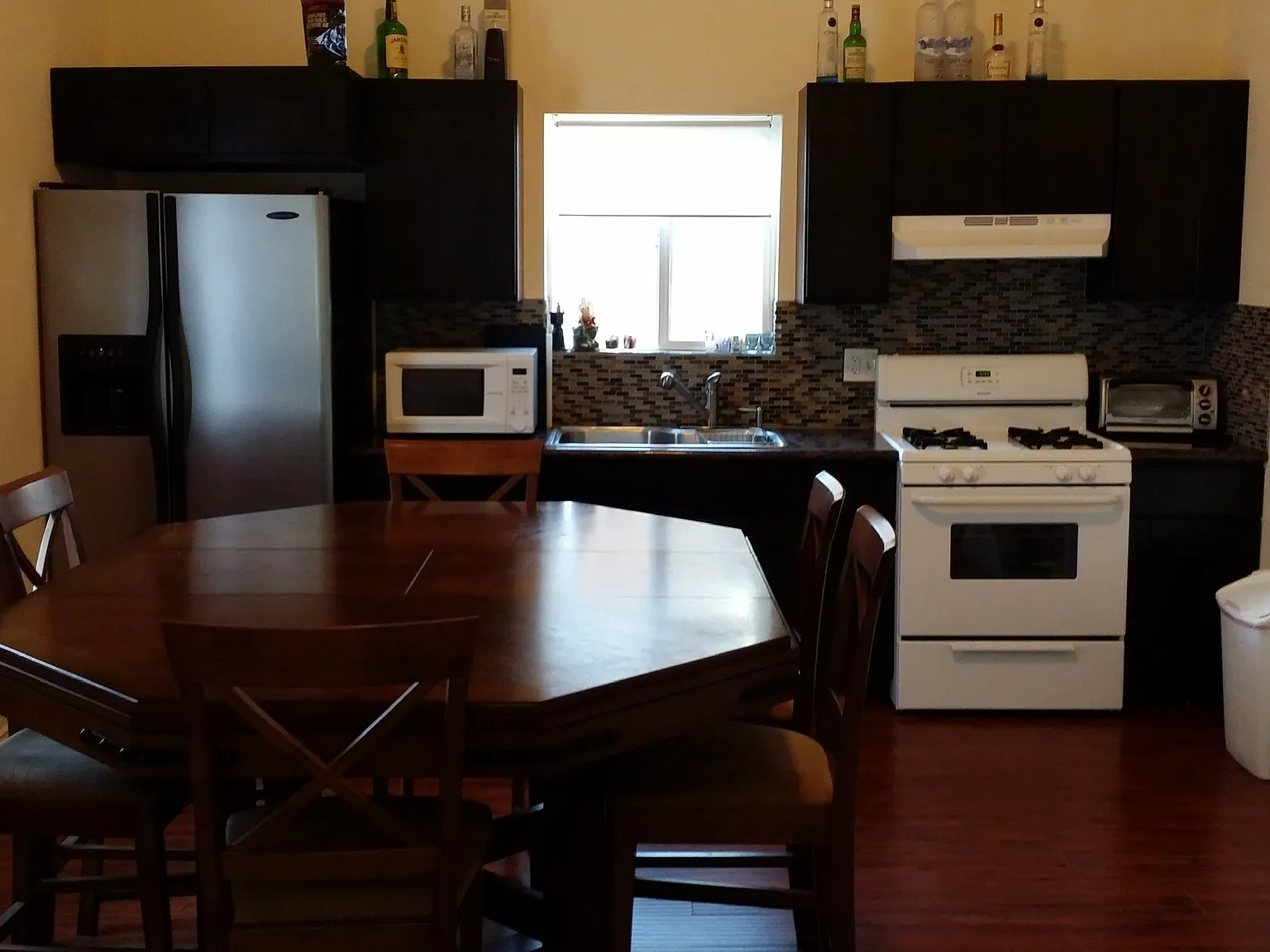 5 bed, 6900 sqft, $875 — Photo 3