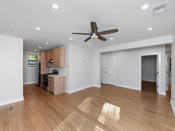 2nd image of 1910 W Winnemac Ave #1908-2