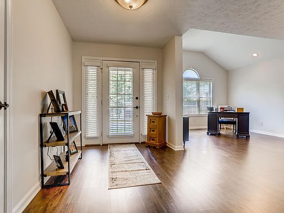 4th image of 2988 Oak Trail Dr