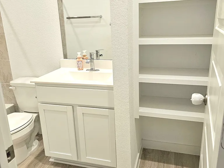 Full Bath, 1st floor
