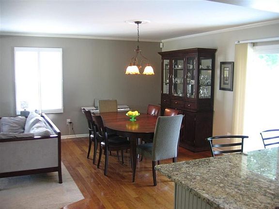 3rd image of 1437 Maplewood Dr