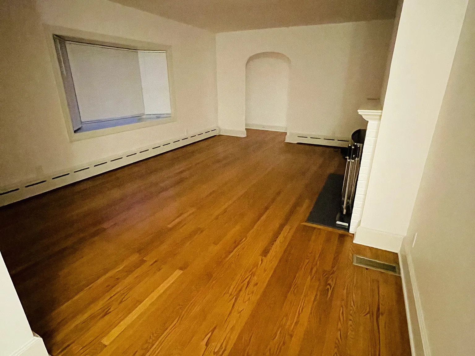 3 bed, 1.0 bath, 1826 sqft, $3,200 — Photo 4