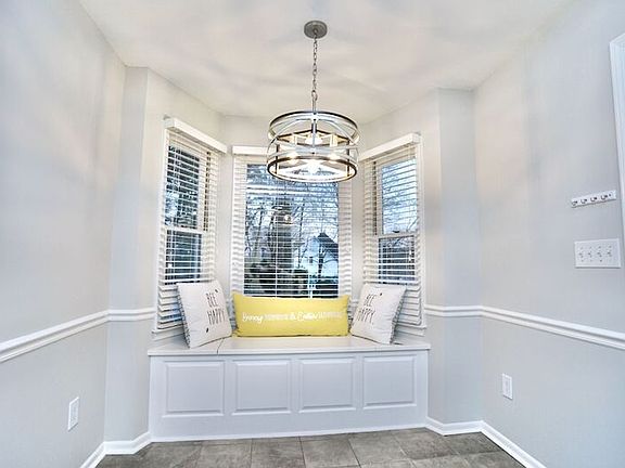 4th image of 7 Woodway Dr