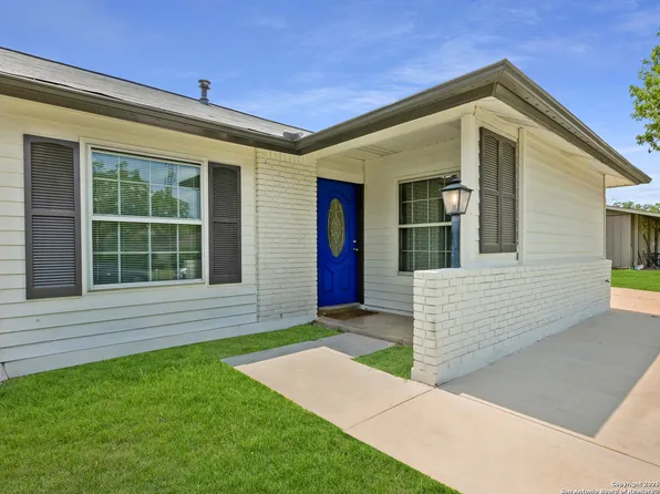 1005 North, Universal City, TX 78148