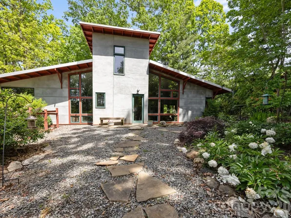 27 Rosebud Ln, Fairview, NC 28730