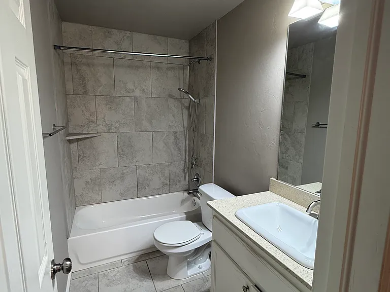 786 SW 13th St — Photo 17