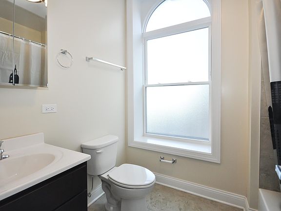 4th image of 768 W Jackson Blvd APT 319