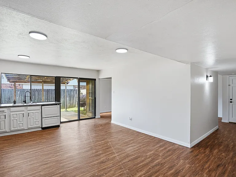 2711 Treeview Dr — Photo 9