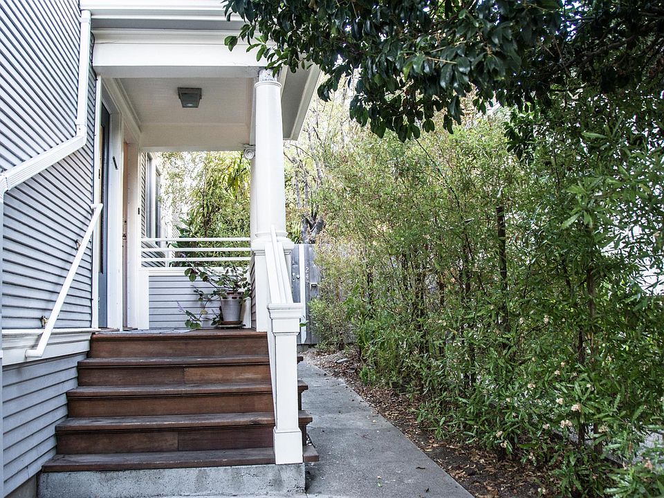 Entrance is on side of duplex, wall perpendicular to the street.