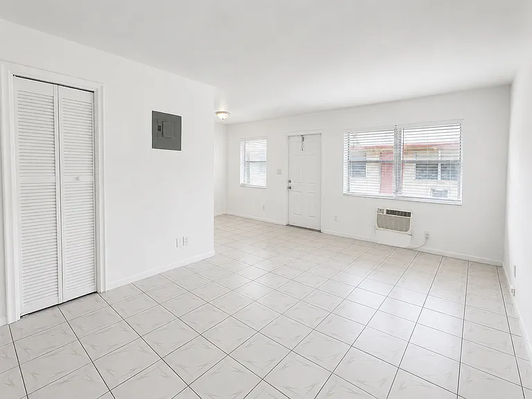 920 SW 15th Ter — Photo 5