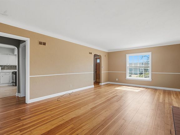 3rd image of 132 38th St NE