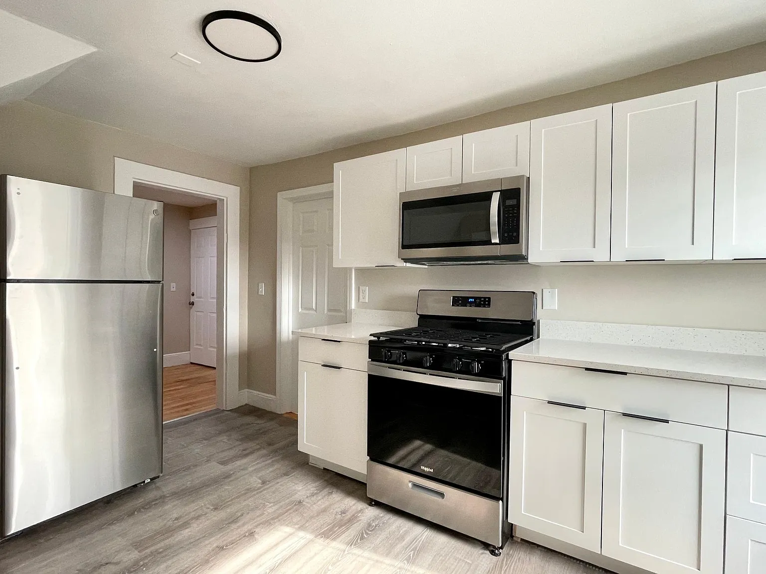 3 bed, 900 sqft, $2,695 — Photo 2
