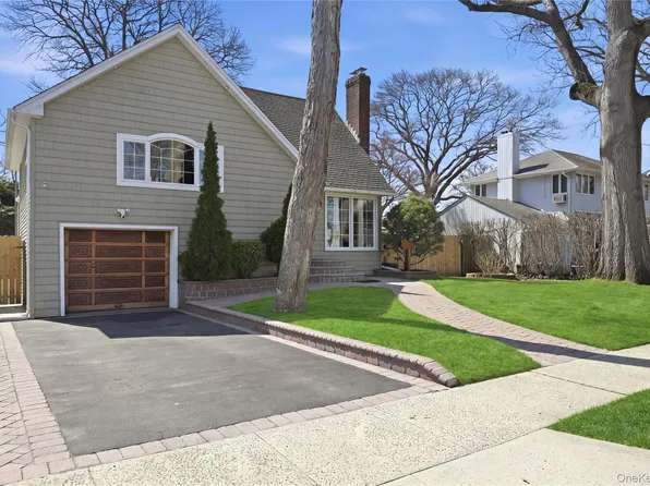 5 Hawthorne Avenue, Merrick, NY 11566