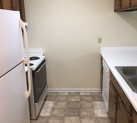 2nd image of 4 Wooddale Dr APT A