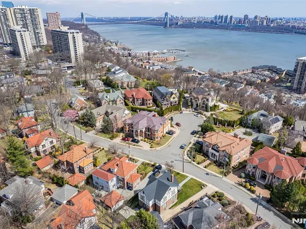 5 Crescent Way, Fort Lee, NJ 07024
