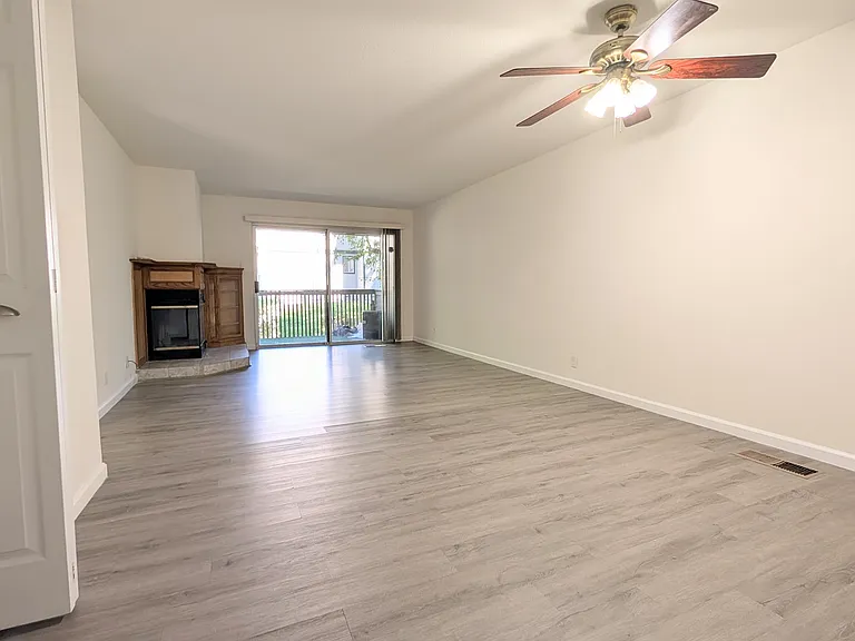 472 Lancaster Ln — Photo 4